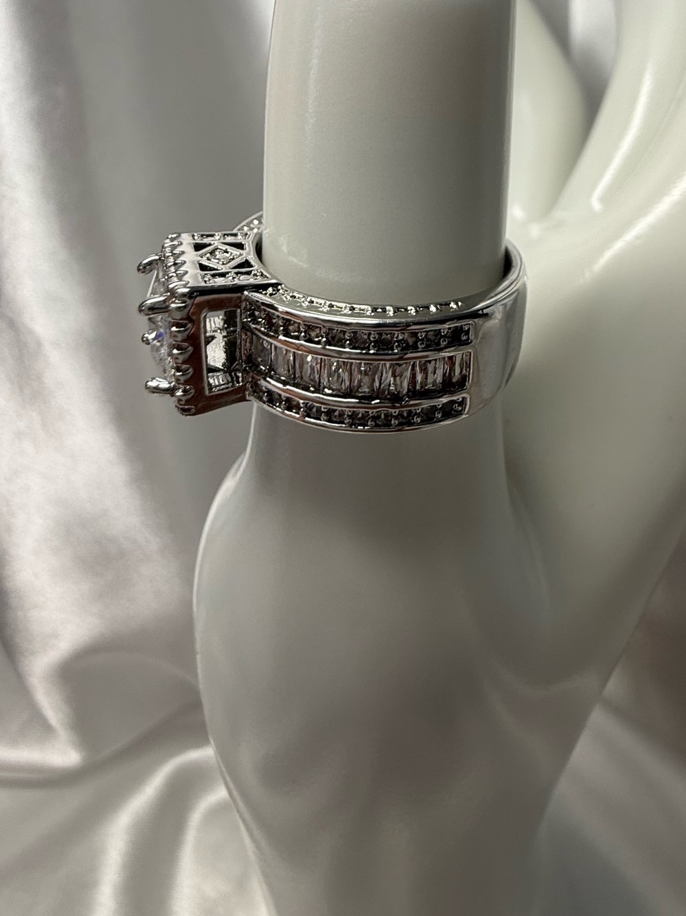 Silver-Tone Sz 7 Princess Cut Halo Ring with Clear Stones NWOT - Picture 2 of 6